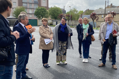 Noël Bourgeois en visite dans les collèges Bayard et Scamaroni àCharleville-Mézières