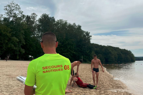 Les nageurs-sauveteurs en formation avec les pompiers